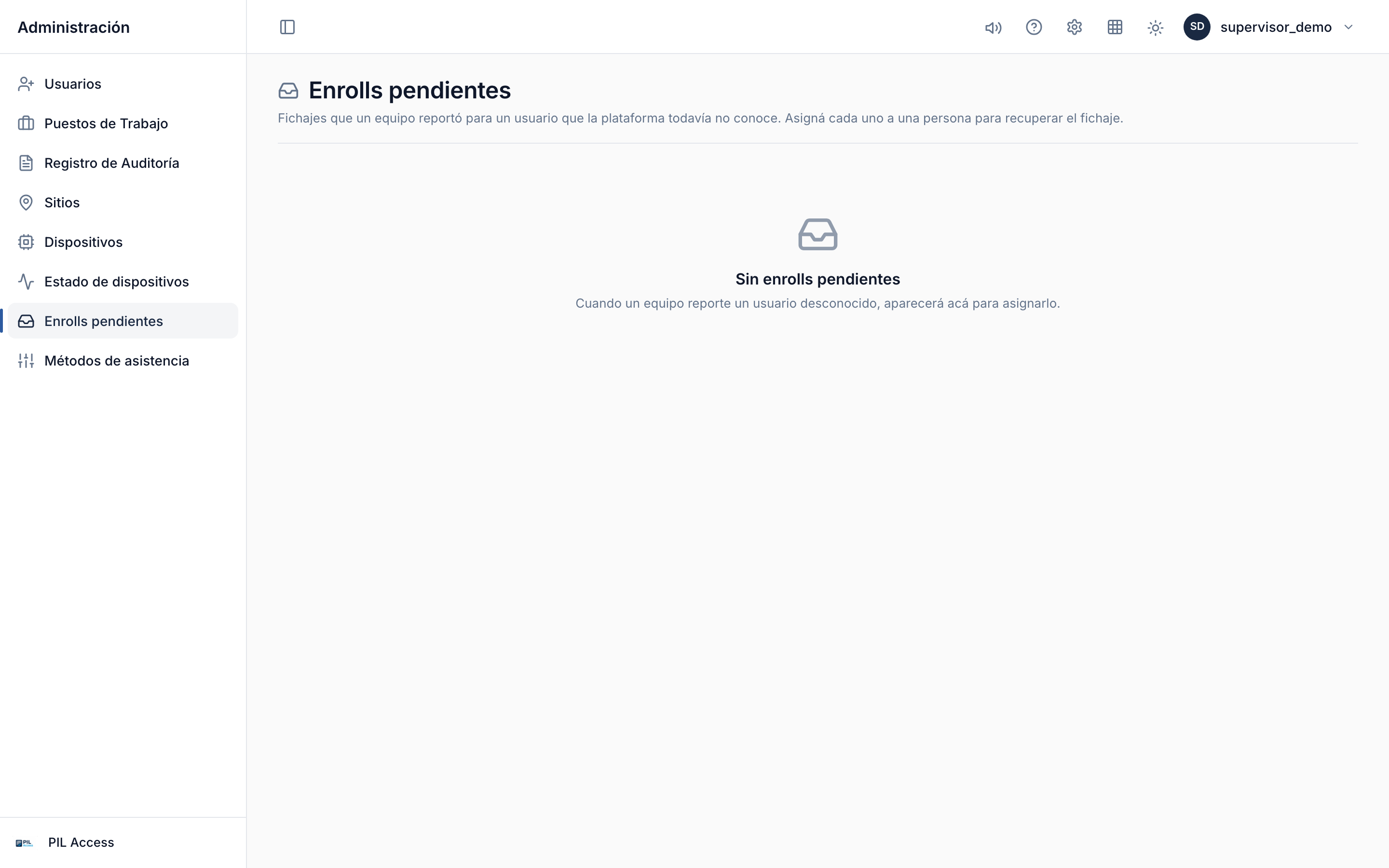 Bandeja de enrolls pendientes con el nombre informado por el equipo, la credencial, el dispositivo y cuándo se vio por última vez.
